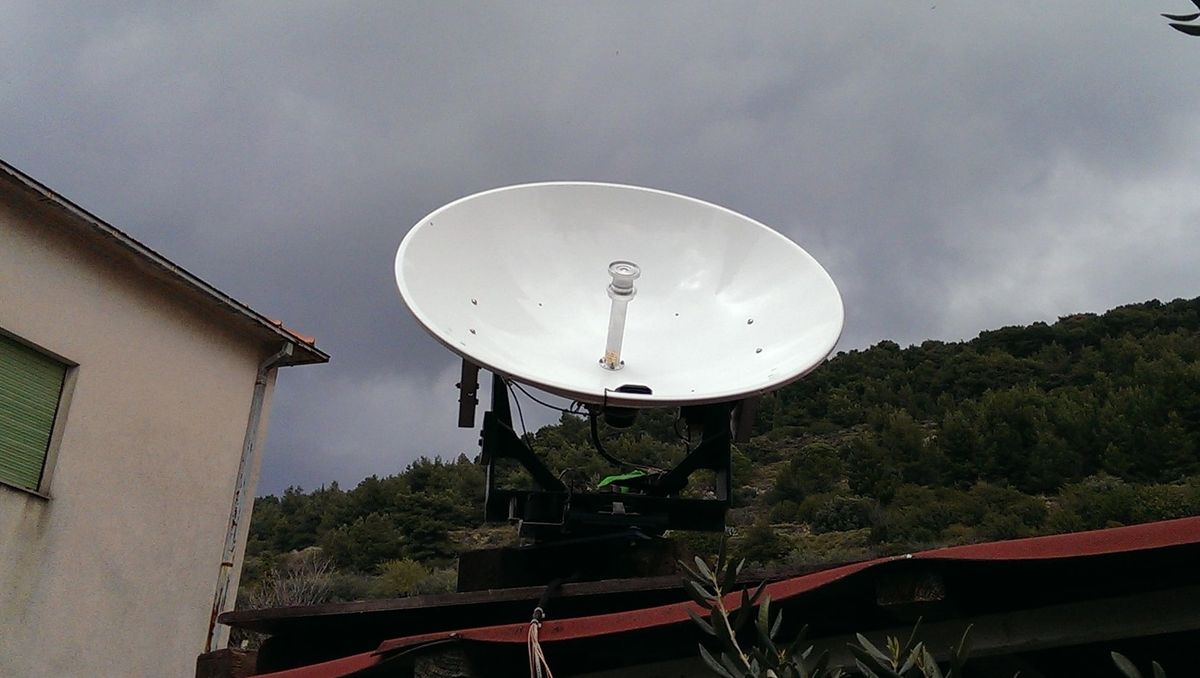 Satelitska antena s otvorenim tanjurom na metalnom nosaču