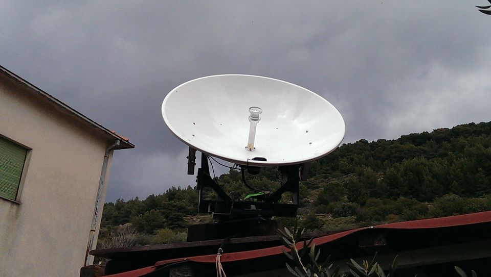 Satelitska antena s otvorenim tanjurom na metalnom nosaču