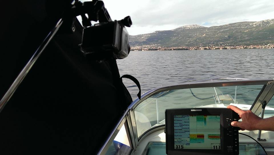 Ploter s prikazom sonara na upravljačkoj konzoli broda